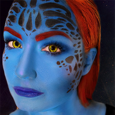 Eine professionelle Make Up Künstlerin trägt farbige Kontaktlinsen in gelber Farbe von LIEBEVUE. Eine professionelle Make Up Künstlerin trägt farbige Kontaktlinsen in gelber Farbe von LIEBEVUE.