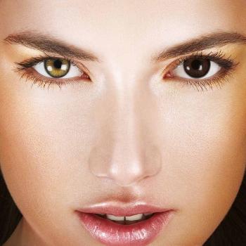 Model mit brauner farbiger Kontaktlinse auf einem Auge - Fantasy IV Brown