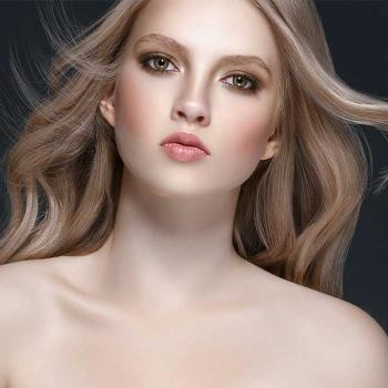 Preview: Liebevue Eva Hazel – Braune Farbige Kontaktlinsen ohne Stärke – 3 Monate – 2 Stück Preview: Model mit farbigen Kontaktlinsen