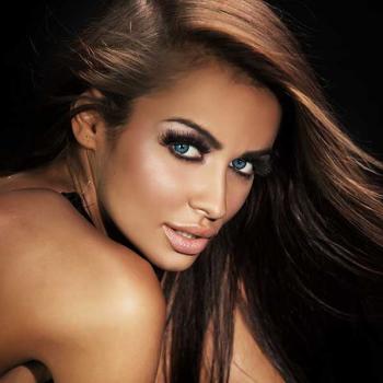 Preview: Liebevue Eva Sapphire – Farbige Blaue Kontaktlinsen ohne Stärke – 3 Monate – 2 Stück Preview: Model mit farbigen Kontaktlinsen