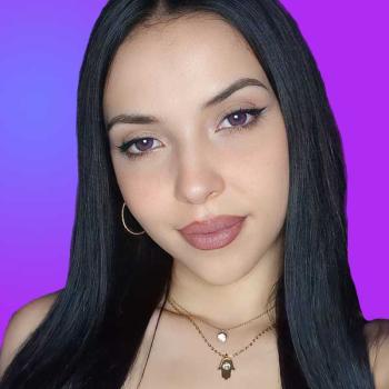 Preview: Liebevue Ardor Violet – Lila Kontaktlinsen ohne Stärke – 3 Monate – 2 Stück Preview: Model mit lila violett farbigen Kontaktlinsen