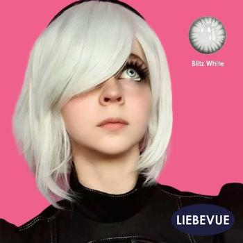 Cosplay Model trägt weiße Kontaktlinsen - LIEBEVUE Blitz White