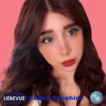 Preview: Liebevue Luxus Sapphire – Blaue Kontaktlinsen – natürliches Aussehen – mit Stärke und ohne Stärke – 3 Monate – 2 Stück Preview: Frau trägt blaue farbige Kontaktlinsen der Marke Liebevue