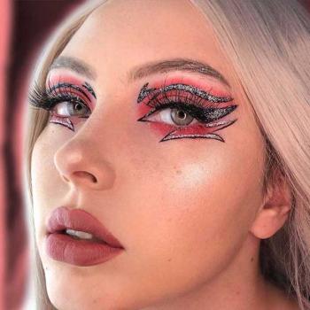 Preview: Liebevue Luxus White Gray – Graue farbige Kontaktlinsen mit Stärke – 3 Monate – 2 Stück Preview: Model mit grauen farbigen Kontaktlinsen