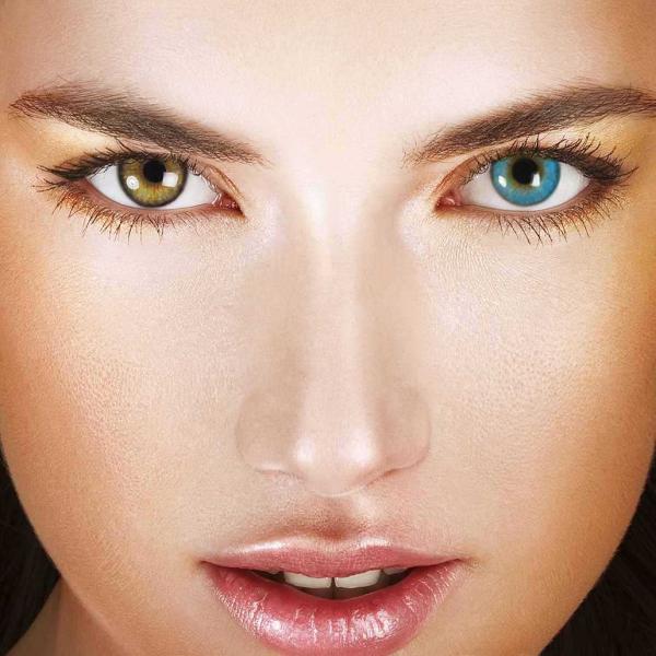 Modell mit farbigen Kontaktlinsen auf einem Auge