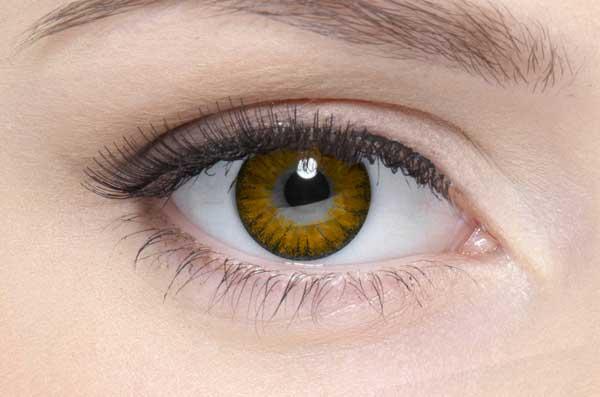 Farbige Kontaktlinsen Motivlinsen LIEBEVUE Blitz Yellow im Auge getragen