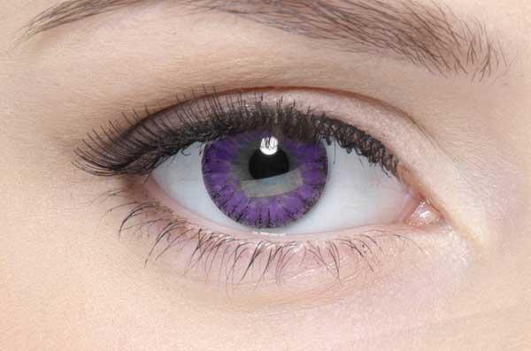 Farbige Kontaktlinsen Motivlinsen LIEBEVUE Blitz Purple im Auge getragen