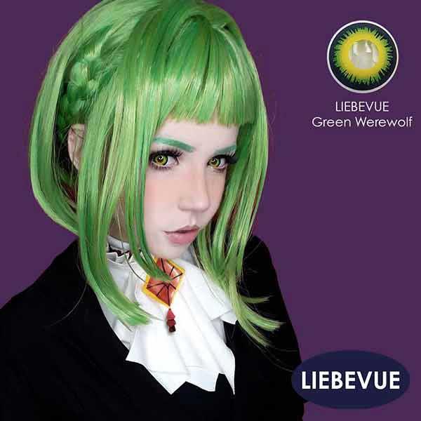 Model trägt grüne Cosplay Kontaktlinsen - LIEBEVUE Green Werewolf