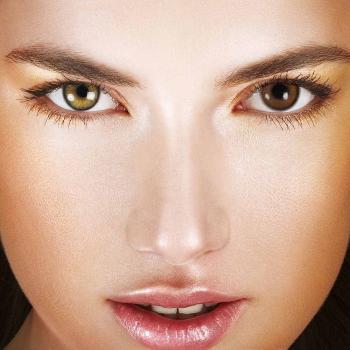 Preview: Elena Bellucci Fantasy IV Honey – Coloured Contact Lenses – 3 Months – 2 Lenses Preview: Model mit einer farbigen Kontaklinse auf der rechten Seite - Fantasy IV Honey