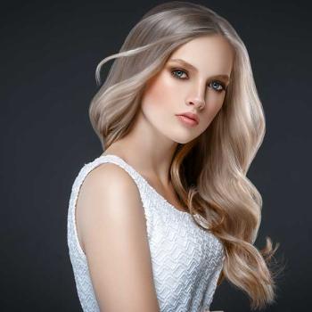 Preview: Liebevue Eva Aqua – Coloured Contact Lenses without power– 3 Months – 2 Lenses Preview: Model with coloured contact lenses