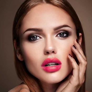 Preview: Liebevue Eva Brown – Coloured Contact Lenses without power – 3 Months – 2 Lenses Preview: Model with coloured contact lenses