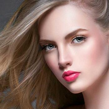 Preview: Liebevue Eva White Gray – Coloured Contact Lenses without power – 3 Months – 2 Lenses Preview: Model with gray coloured contact lenses