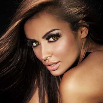 Preview: Liebevue Eva Honey – Coloured Contact Lenses without power – 3 Months – 2 Lenses Preview: Model with coloured contact lenses