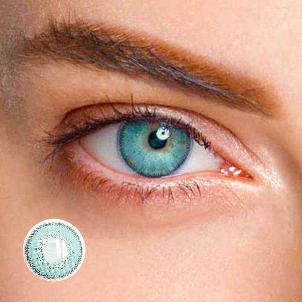 Eye of model wearing a coloured contact lens LIEBEVUE Eva Aqua.