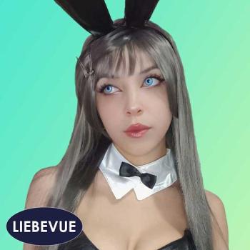 Model trägt die blauen Kontaktlinsen Funky Blue Manson der Marke LIEBEVUE