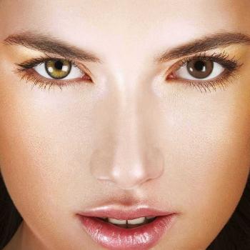 Model mit brauner farbiger Kontaktlinse auf einem Auge - Fantasy II Brown