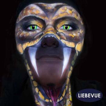Model trägt die grünen Kontaktlinsen für Cosplay oder Halloween - LIEBEVUE Funky Anaconda Motivlinsen