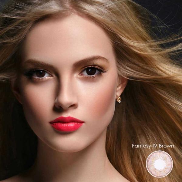 Model mit farbiger Kontaktlinse auf einem Auge - Fantasy IV Brown