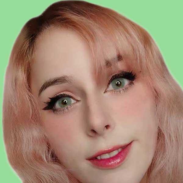 Junge Frau trägt grüne farbige Kontaktlinsen der Marke Elena Bellucci