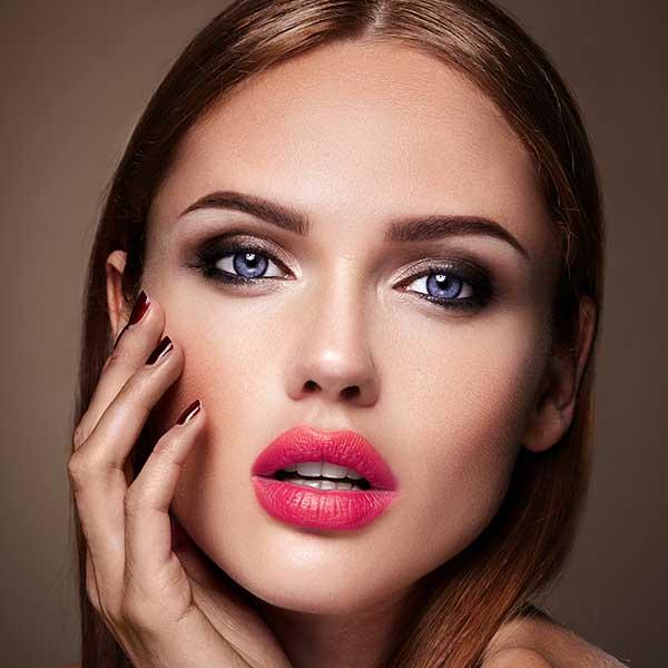 Model with violet coloured contact lenses
